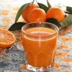 Zume de mandarina feita de fungo das uñas